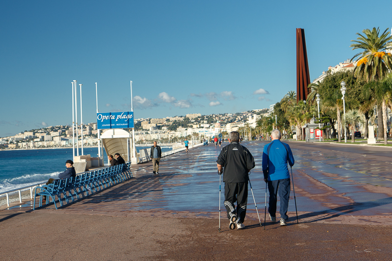 La marche nordique sur la promenade des Anglais à Nice