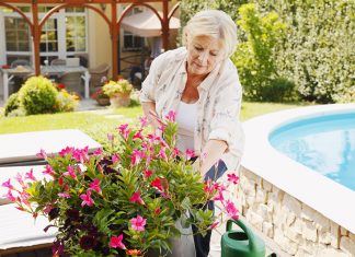 Faire garder sa maison par des retraités pendant les vacances