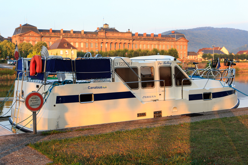 Notre bateau devant le port de Saverne