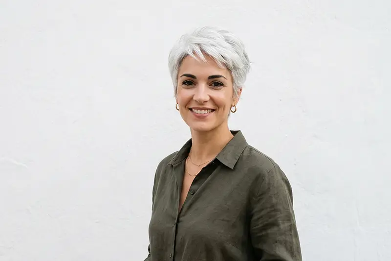 Les cheveux gris, c’est stylé avec le Granny hair