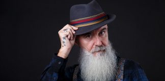 Un senior tatoué