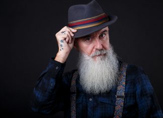 Un senior tatoué