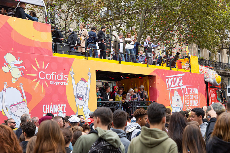 Bonne ambiance autour du char Cofidis