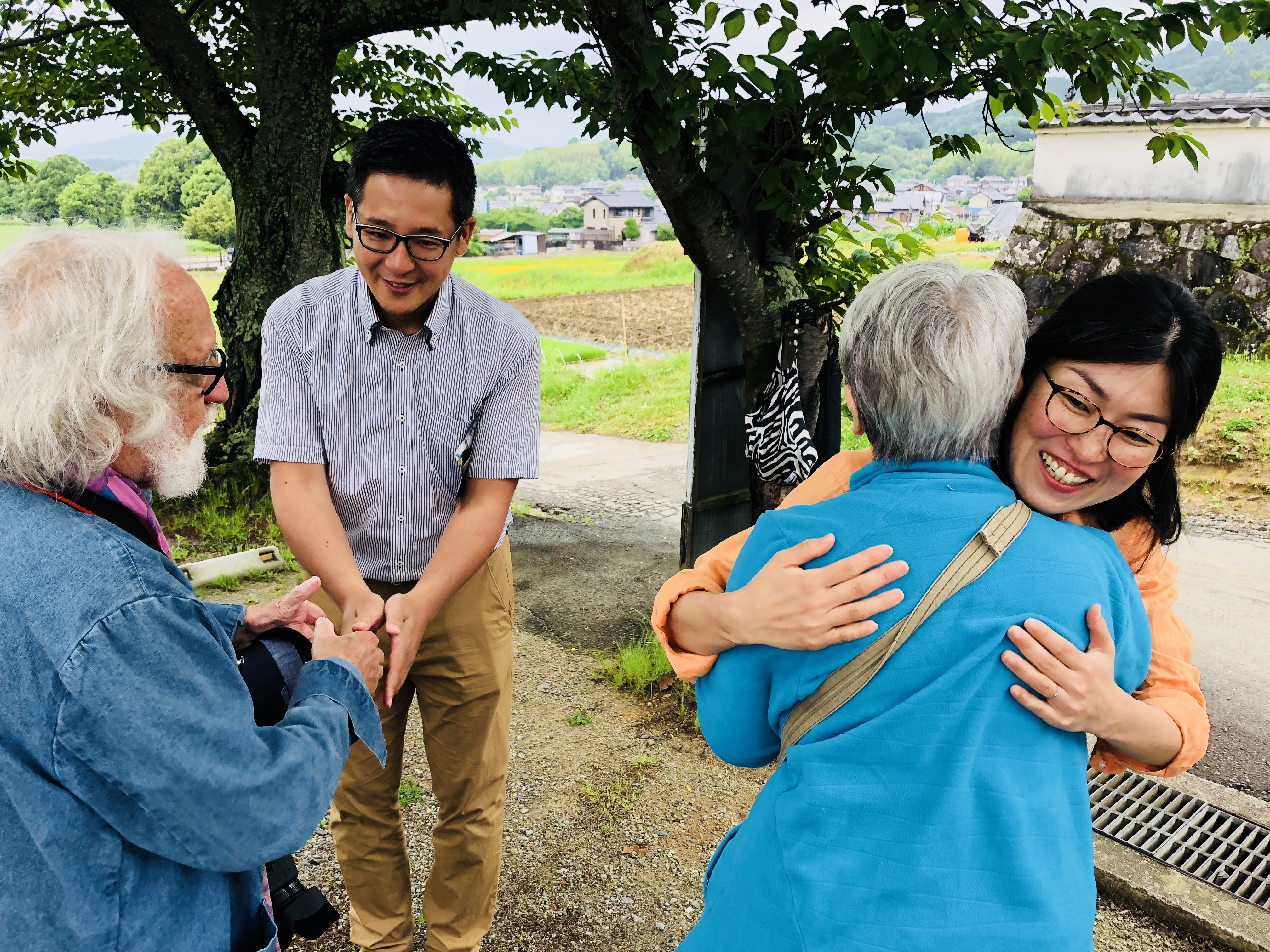 Voyageurs de Japaventura, lors de leurs “au-revoir” avec leur famille d'accueil