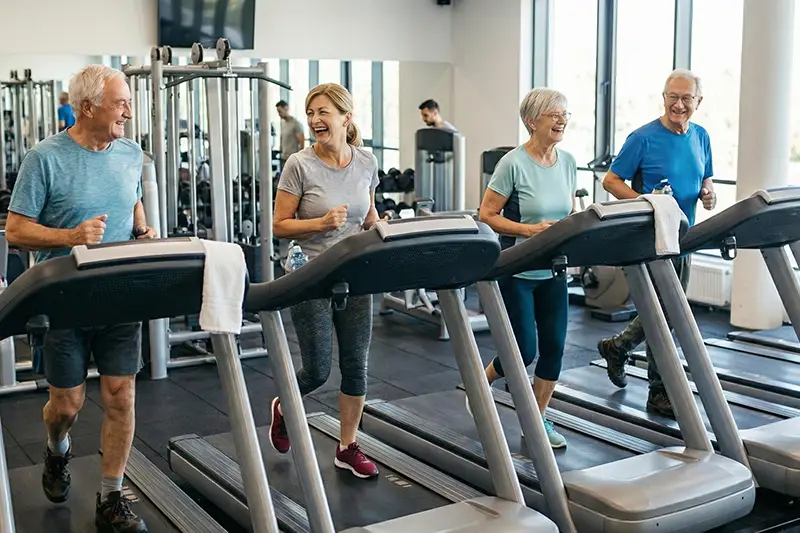 La course pour les seniors La course pour les seniors sur un tapis de course