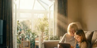 Les grands-parents en 2025 : plus connectés, plus engagés, plus actifs 