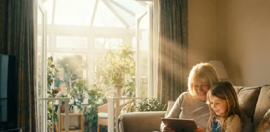Les grands-parents en 2025 : plus connectés, plus engagés, plus actifs 