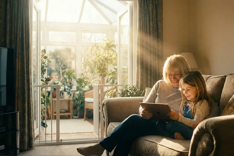 Les grands-parents en 2025 : plus connectés, plus engagés, plus actifs 