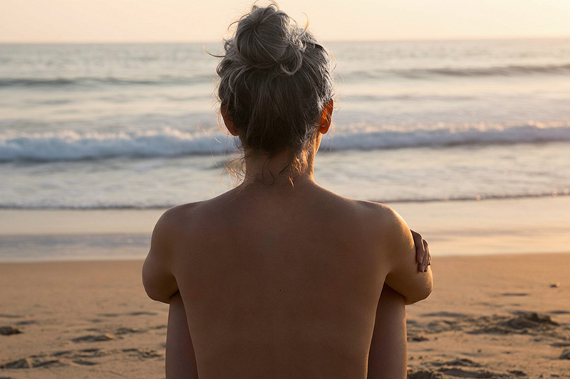 Femme senior nue sur la plage Femme senior nue sur la plage