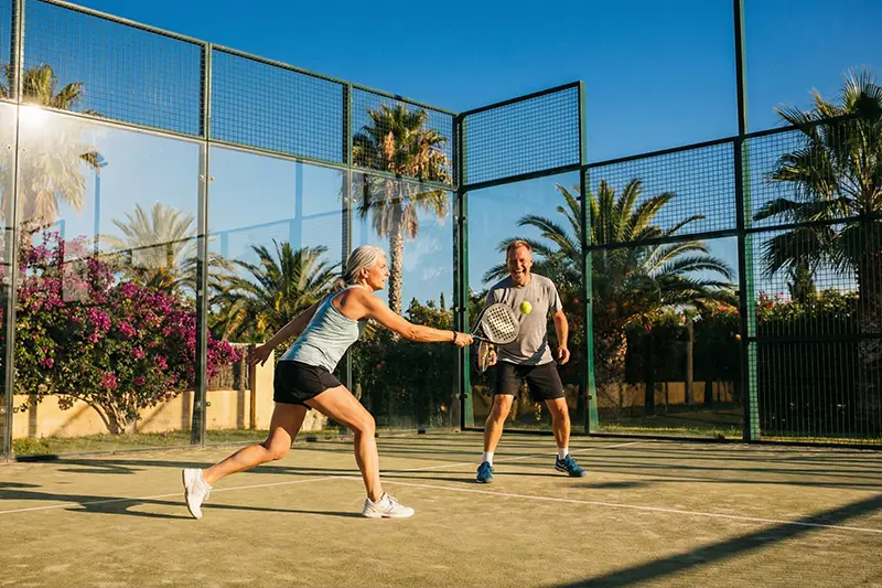 Rencontres seniors : et si vous trouviez l'amour sur un court de Padel ?