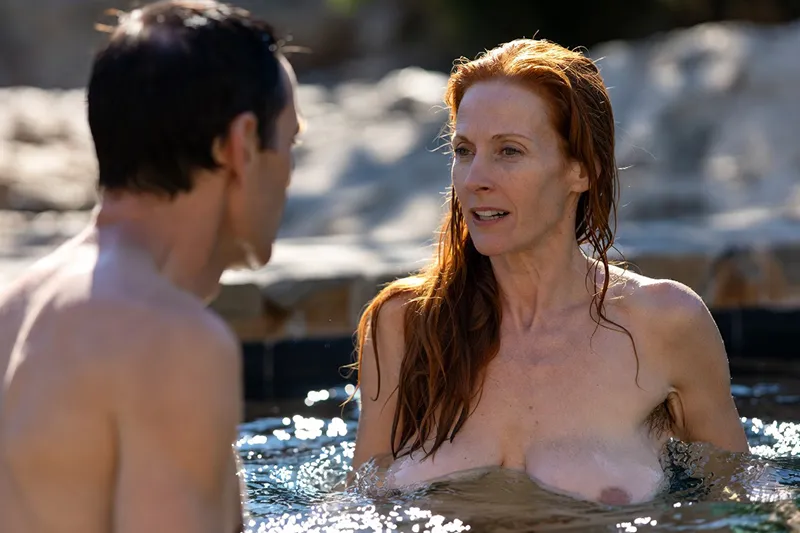 Femme nue dans la piscine, elle a les aisselles poilues 