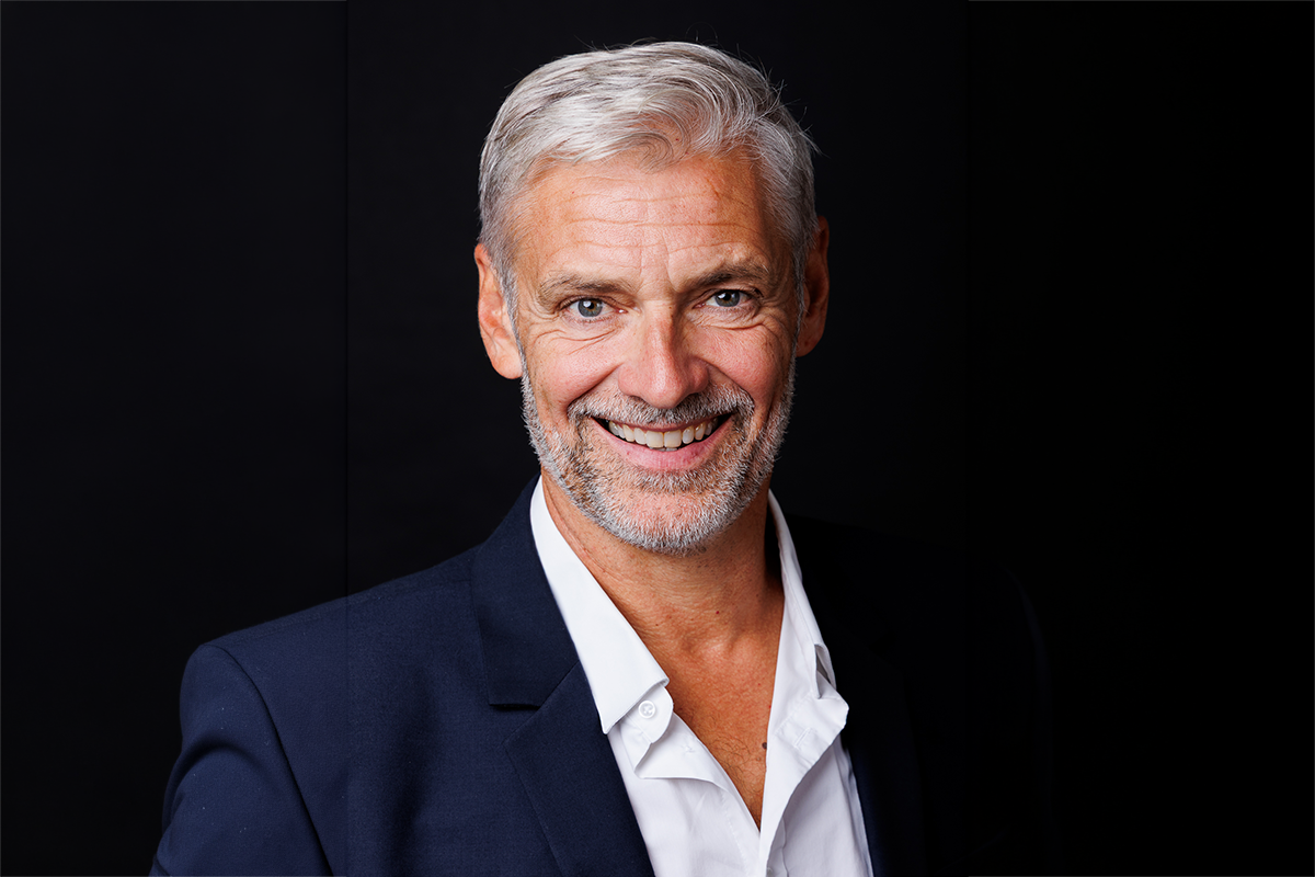 Barbe blanche, cheveux gris : les hommes seniors séduisent les marques Mannequin senior homme
